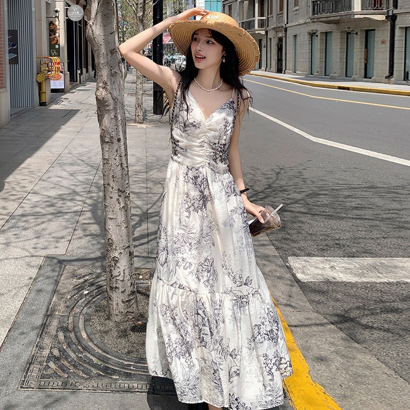 レトロ印刷ホルタードレス2024新しい海辺の休日のインク塗装ウエスト細いビーチスカートの実際のショット