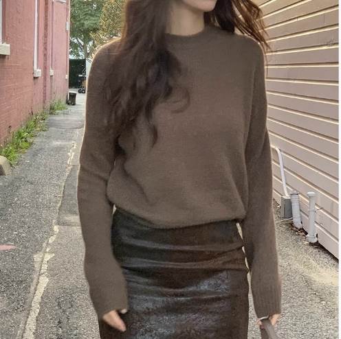 クーポン有ニット セーター トップス 普通丈トップス カットソー 秋 冬 裾イン 長袖 萌袖 クルーネック 丸首 セミフレア ふっくら ブラウン 茶色 無地 オフィス 学校 大学 職場 バイト 旅行