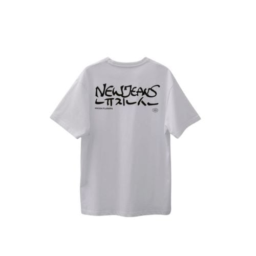 【公式】NewJeans x Hiroshi Fujiwara Coller T-Shirt Black Ver. 2