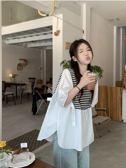 デザインセンスはゆるい5つのスリーブドールシャツのトップを着ています