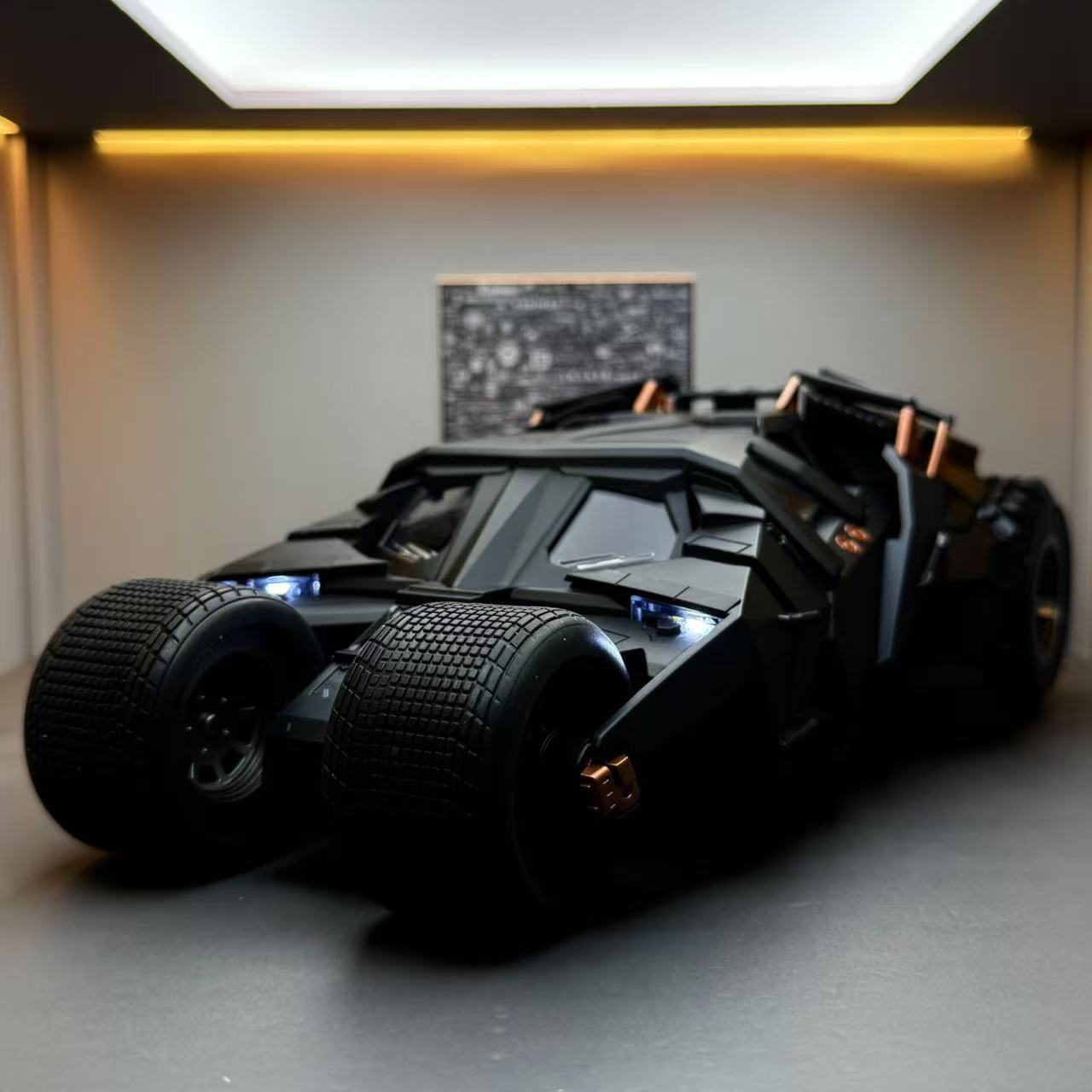 チーイー合金車模型 1:18 ダークナイトバットマン スプレー機能版 スライド機能おもちゃ車 サウンド模型