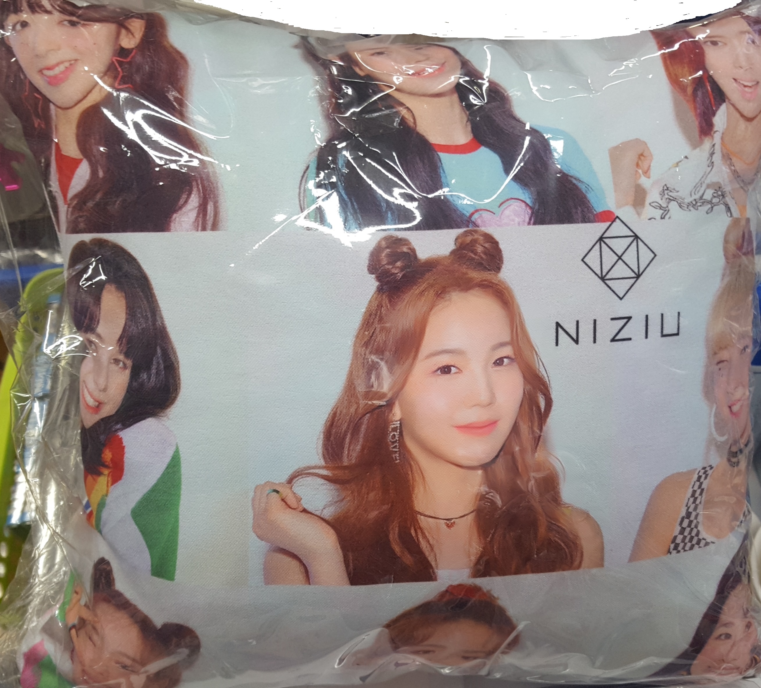 NiziUビジュアルスクエアクッション NiziU ビジュアルクッション - メルカリ