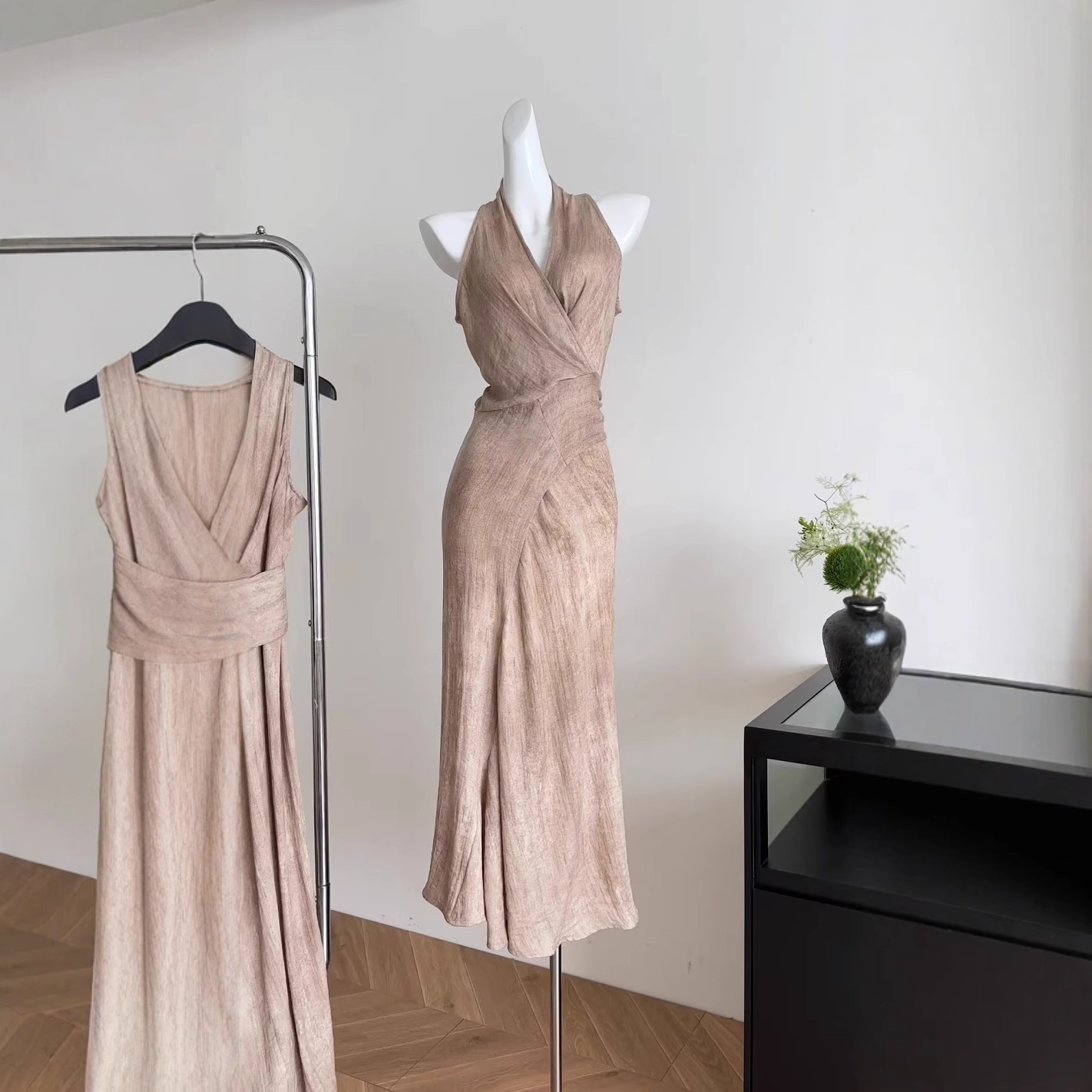 【急速出荷】黒豆素時間暈浅褐色v襟掛け首掛けワンピース女性腰巻きノースリーブロングスカート