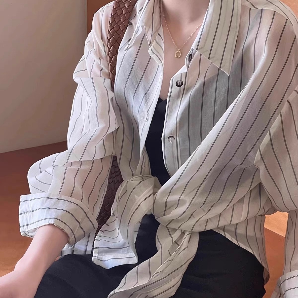 レディース トップス シャツ ブラウス 羽織 前開き 長袖 Vネック 襟付き 角襟 かわいい 大人可愛い きれいめ シンプル カジュアル 上品 おしゃれ かっこいい レトロ こなれ感 ラフ