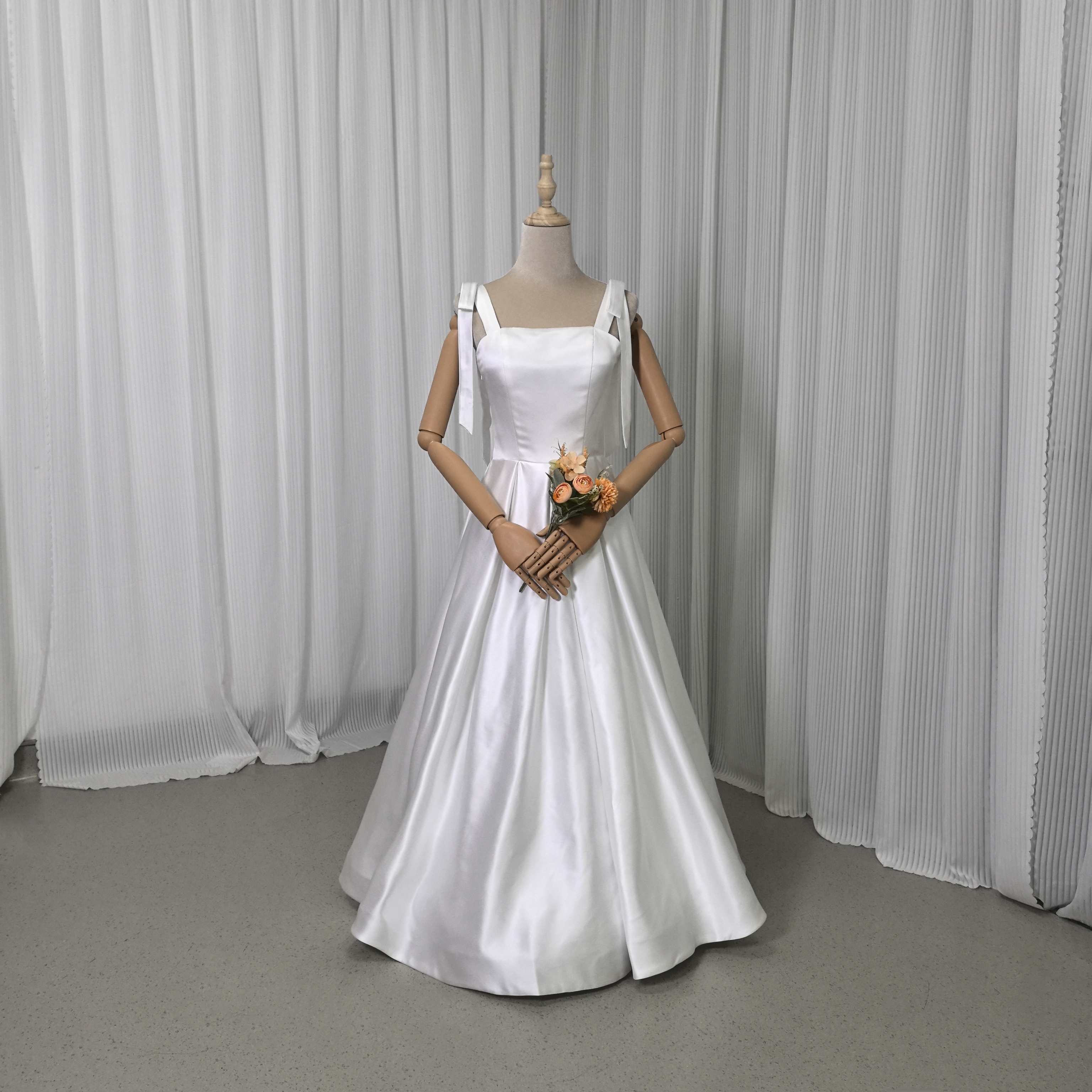 ウエディングドレス 純白 キャミソール 光沢サテン 編み上げ ロング 花嫁 前撮り