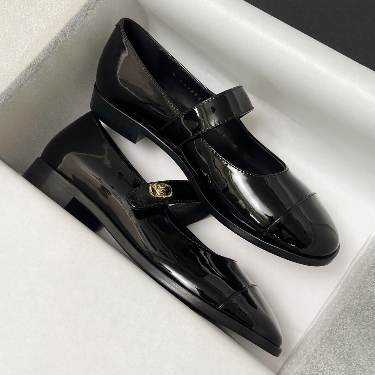 Cowhideバージョンフレンチスモールゴールドバックル本物の革の濃厚なローファーズ女性スプリングブラックレザーシューズメアリージェーンシングルシューズスクープシューズ