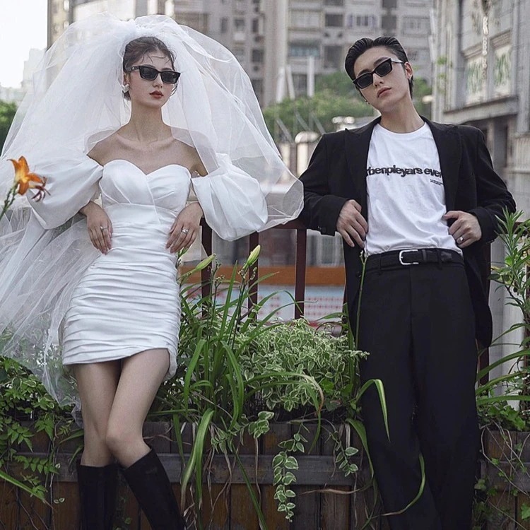 写真のテーマの白い軽いウェディングドレスの新型の大きい泡の袖は胸のファッションの個性の旅を拭いて森系の小さいドレスをたたきます 5,960円