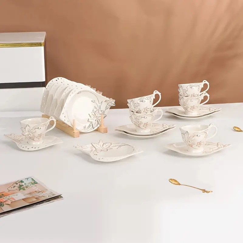 6つの優雅なフラワー陶器のカップとお皿-レトロな金の装飾で手作りデザインアフタヌーンティーやホームパーティーにお勧めのウィスキーミルクデザートコールドブリューワインです