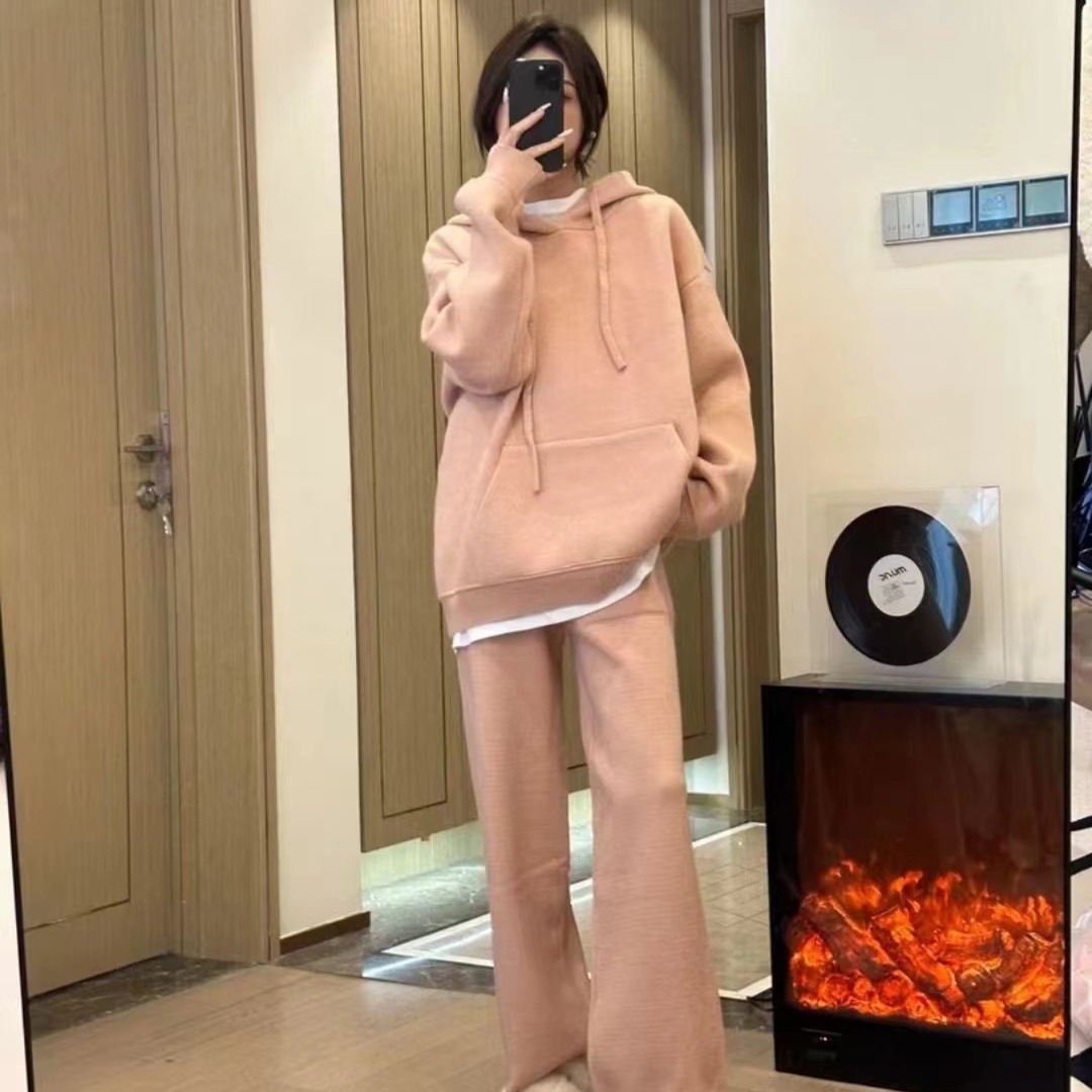 秋服にはカジュアルファッションの連帽ニットワイドパンツをセットしておしゃれに2着セットアップ