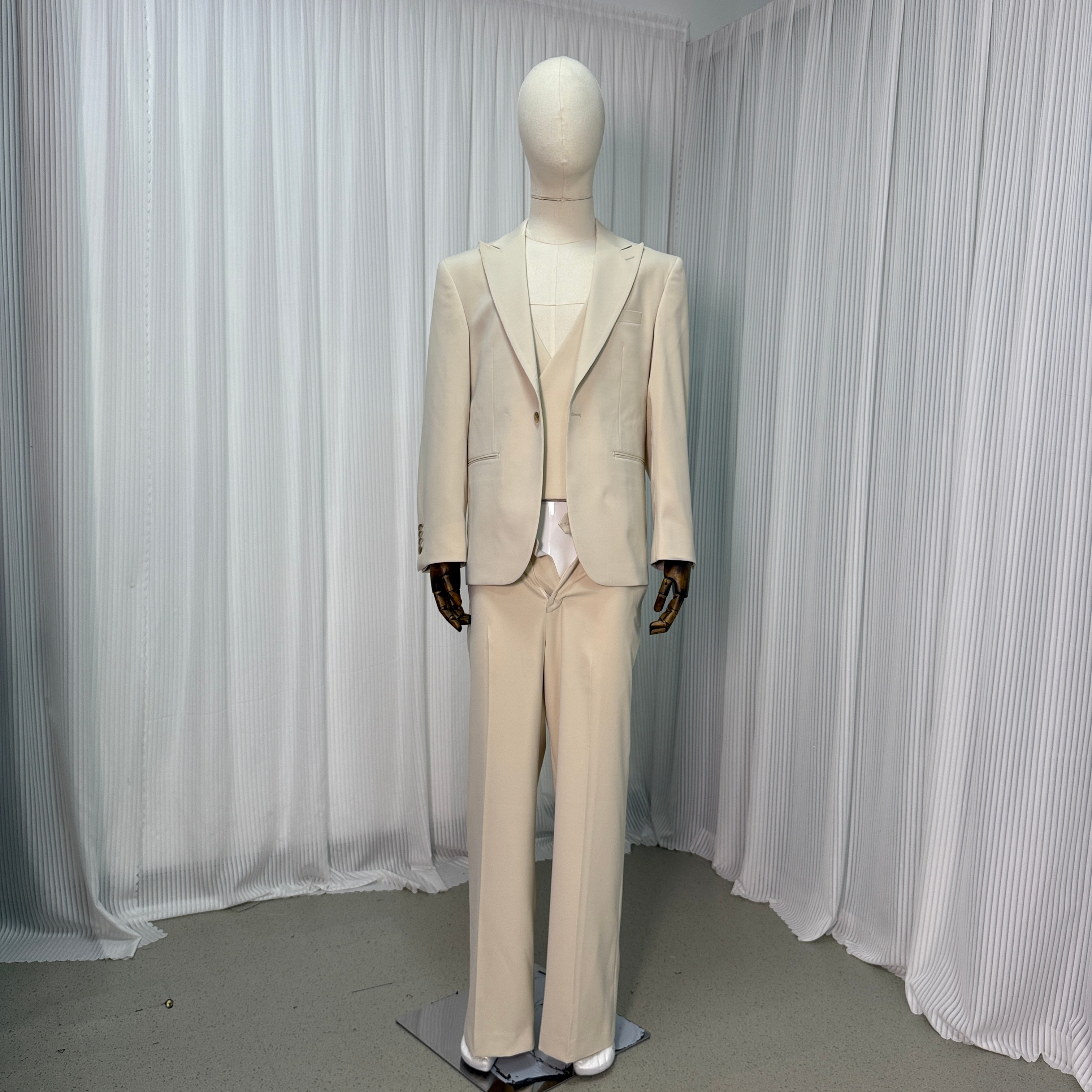 スーツ ベージュ スリット 快適な生地 揺らめく裾 ジャケット ベスト パンツの3点セット 新郎衣装