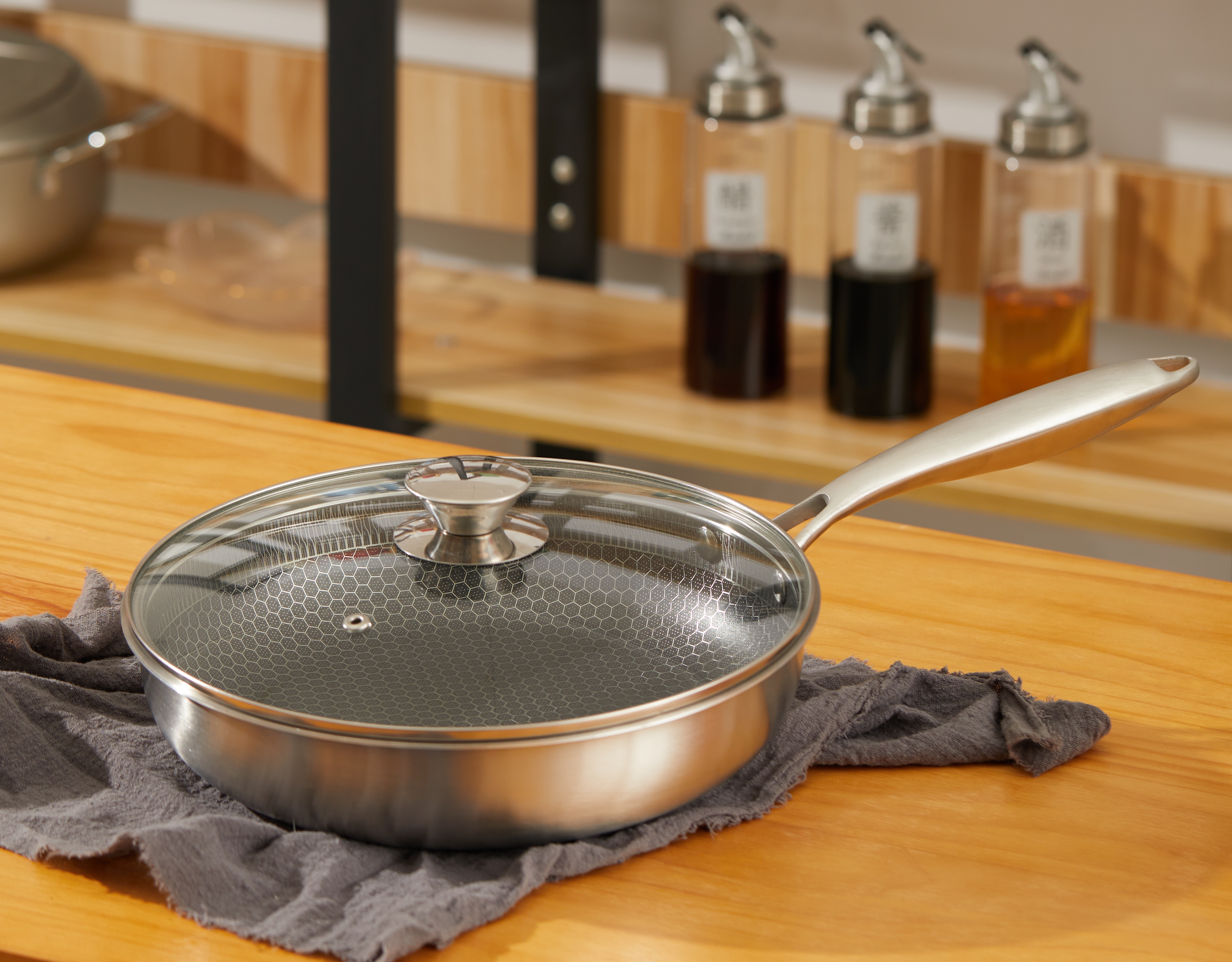 特殊三層構造&ハニカム構造 ふっ素コーティング こげつきにくい 浅型フライパン26cm (蓋付き)