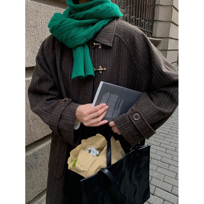 レトロな肩の飛行機のボタンのコートは秋冬の長いストライプの襟の茶色の毛ですコートは韓国版で爆発します