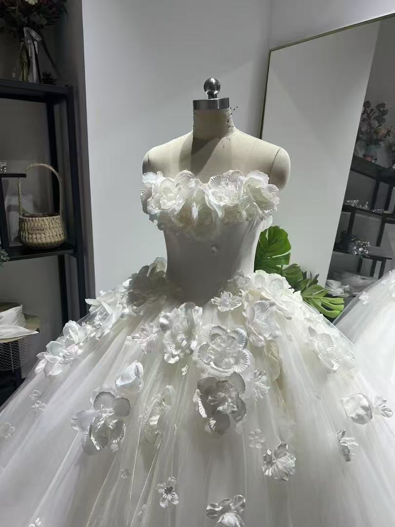 ウエディングドレス オフホワイト バラトレーン ベアトップ 華やかなトレーン ソフトチュール 韓国風ドレス 披露宴/結婚式