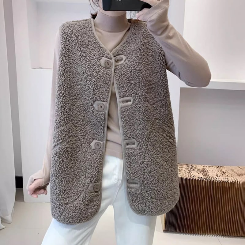 レディース ベスト アウター 上着 ウール 羽織 前開き ボアジャケット 袖なし ノースリーブ Vネック 襟なし ワイド オーバーサイズ もこもこ ふわふわ ふっくら ポケット ボタン ボア かわいい