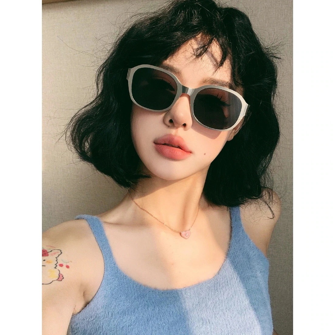 サングラス 小顔 メタルレトロ 街でサングラスを撮る フレームの大きなサングラス 韓国ファッション