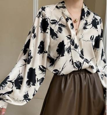 チャイナ風 絵画風 レディース トップス シャツ プルオーバー 長袖 ボリューム袖 パフスリーブ Vネック ドレープ サテン カジュアル 上品 おしゃれ かっこいい こなれ感 ラフ メンズライク ボー