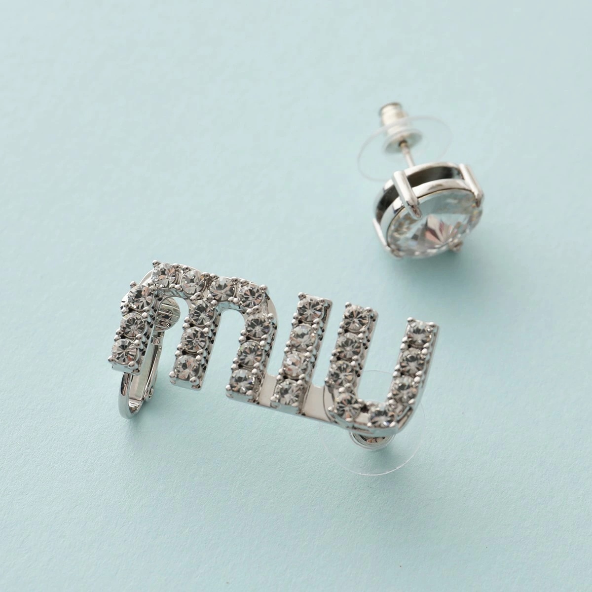 MIUMIU ミュウミュウ ピアス 5JO760 2DNC レディース アクセサリー クリスタル ロゴ アシンメトリー F0OKL/ACCIAIO+CRYSTAL