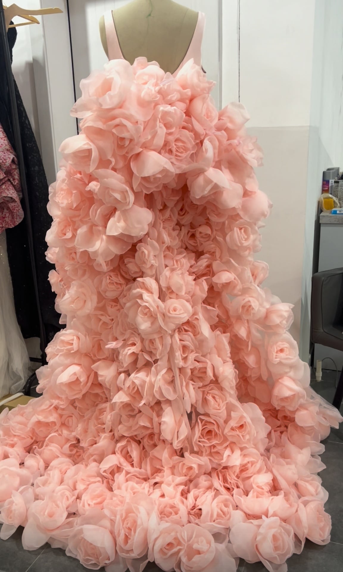 抜群のおしゃれ見え カラードレス 花モチーフ 華やかなトレーン バラトレーン 薄ピンク 上質オーガンジー 色直し