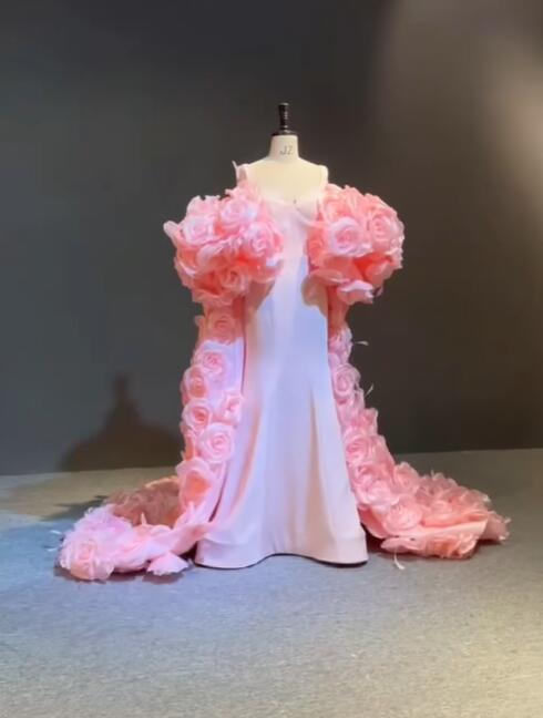 豪華なバラウエディングドレス ピンク 可愛い マーメイド バラトレーン 華やかなトレーン 結婚式 披露宴