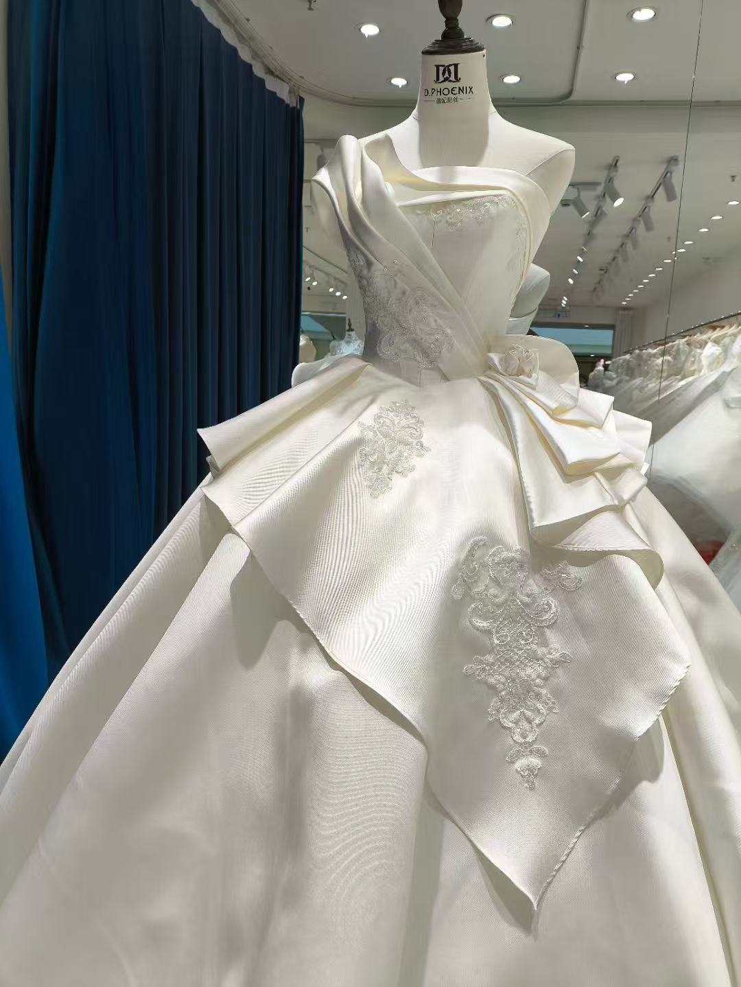 ウエディングドレス オフホワイト ベアトップ ミカドサテン ビスチェタイプ 結婚式 高品質！ レイヤードドレス