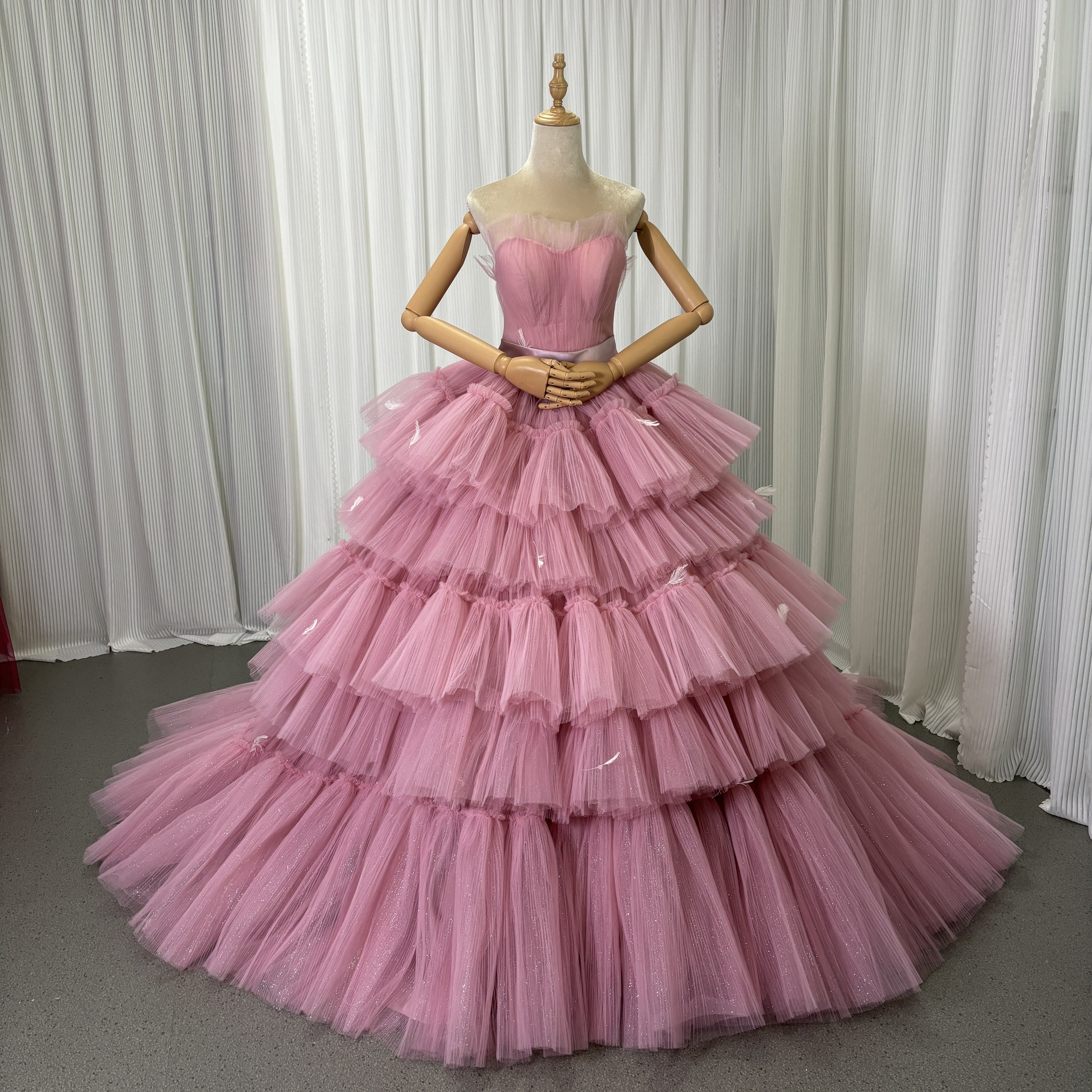 カラードレス ピンク プリンセスライン 編み上げ リボン 華やかなトレーン シークインチュール 2WAYの着方 ビスチェドレス 結婚式 前撮り