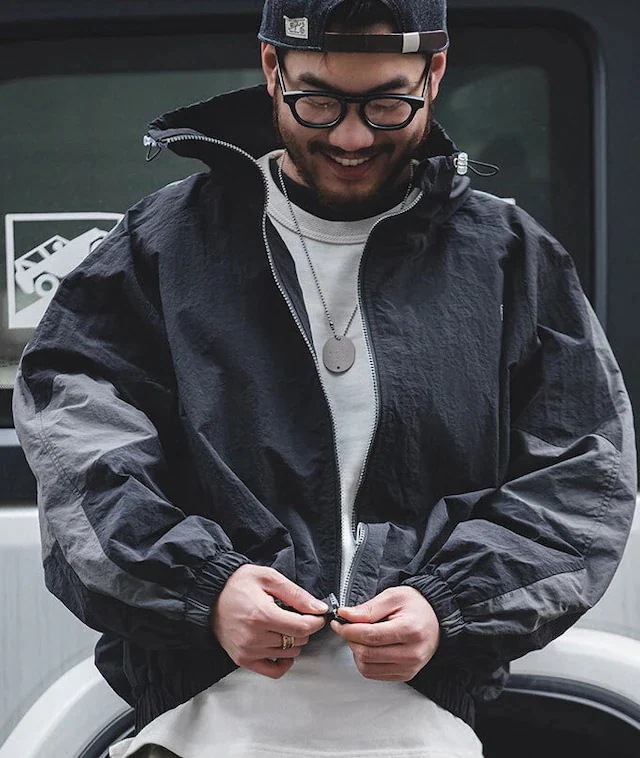 バイカラー ジャケットメンズ ショート丈 ショートコート スタンドカラー 英字刺繡 オシャレ ゆったり 体型カバー カジュアル 大きいサイズ アウター 薄手 春秋 後ろファスナー 個性 デザイン 7,862円