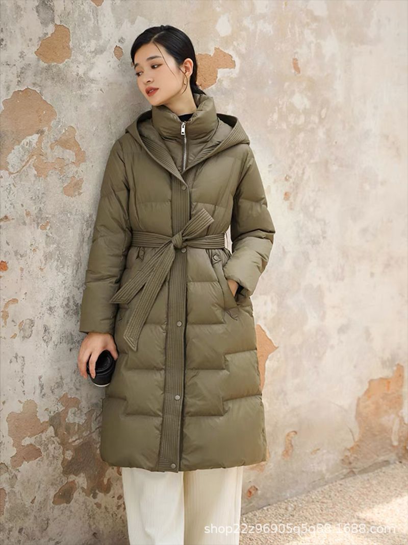 2024年の新しいハイエンドヨーロッパのフード付きロングダウンジャケット女性用膝上厚くスリムベルトスタイルで暖かく保ちます