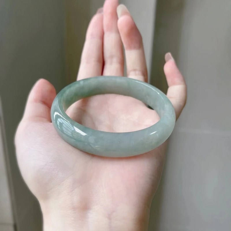 老坑油青玉手镯女贵妃镯冰种浅绿手镯玉石送妈妈礼 **Translation:** 老坑油青玉（老坑産の油青玉）の女性用貴妃镯（貴妃型手镯）アイスジェムライトグリーン手镯（手镯）玉石（玉石）母への贈り物