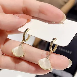 【1点ご購入 で10点プレゼントいたします】ゴールドの扇形イヤリングおしゃれで高級感のあるスカート気質のマイクロアクセサリーメッキピアス