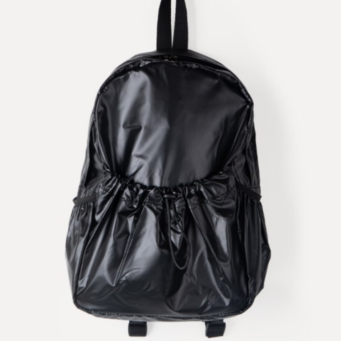 バッグ カバン レディース リュック バッグパック 大容量 多収納 便利 コンパクト 軽量 ポケット ファスナー 光沢感 かわいい 大人可愛い きれいめ シンプル カジュアル お洒落 かっこいい