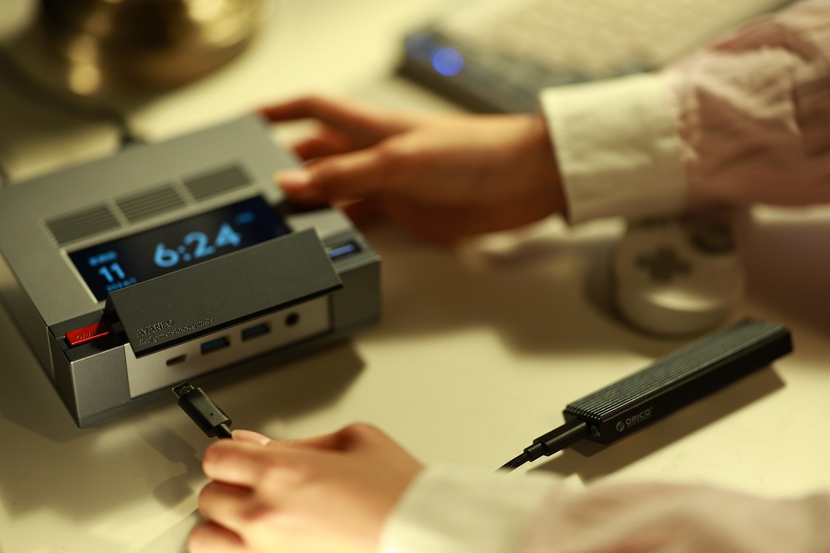 AYANEO 超小型 デスクトップパソコン AM02 8845HS(Windows 11/Ryzen 7 8845HS/メモリ32GB/SSD1TB) AM028845HS32G1T