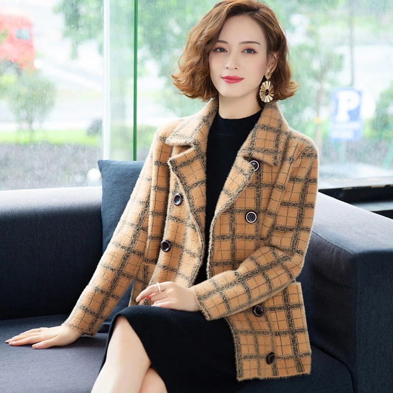 二八月の大きいサイズの婦人服はゆったりしていてスーツの襟の上着のコートはな小さな香りのコートです