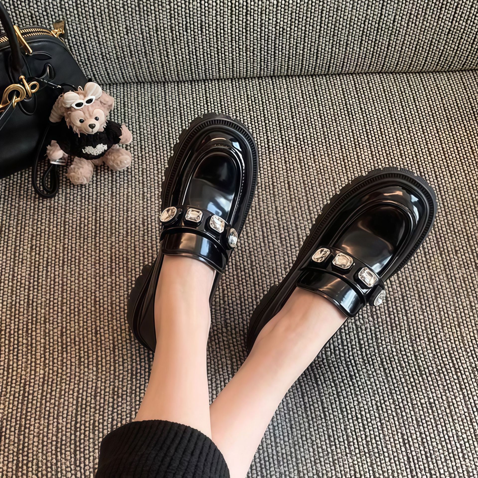 Cowhideバージョンスーイニンの同じ4.5cmの厚さの宝石ラインストーンとラインストーン片足怠zyなローファーシングルシューズ女性の小さな革靴