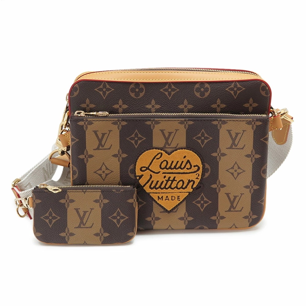 訳あり/展示品 NIGO コラボ ショルダーバッグ トリオ・メッセンジャー モノグラム・ストライプ ポーチ クラッチバッグ セカンドバッグ マロン ブラウン M45965