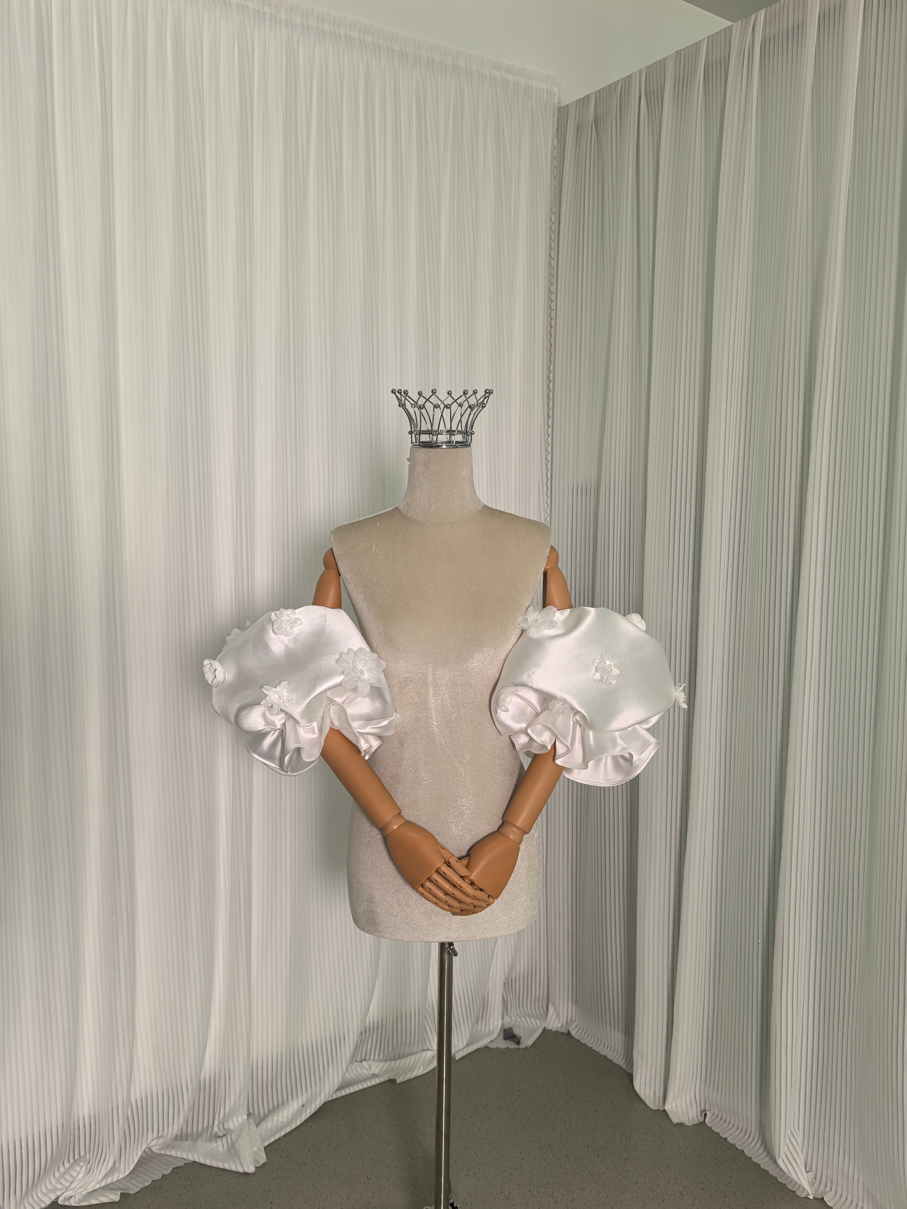 パフスリーブ フリル袖 花モチーフ ストレッチ 可愛い オフホワイト 光沢感 前撮り 色直し