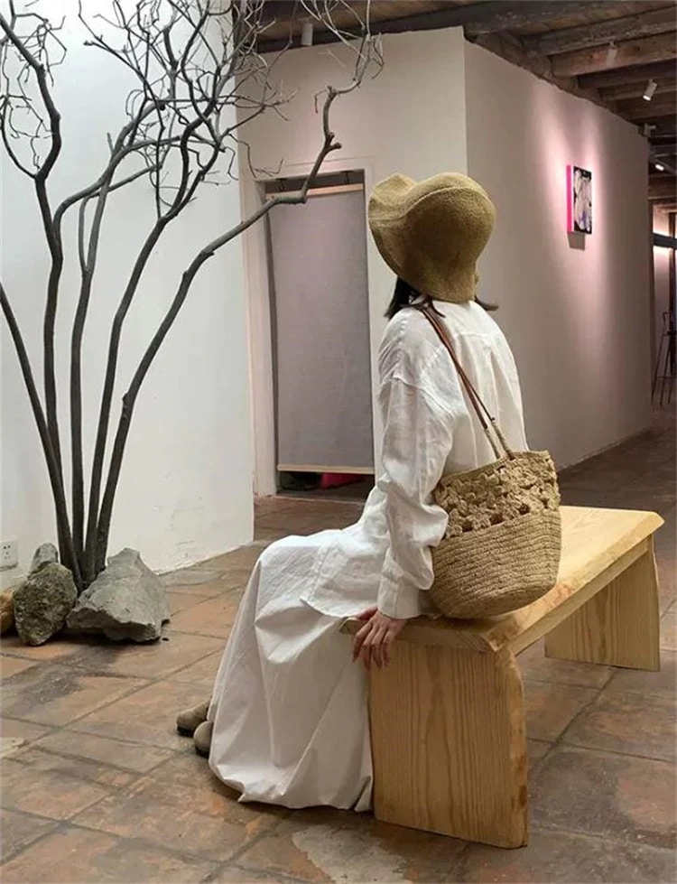 店長おすすめラフィア製花柄透かし編みトートバッグ 大容量で通勤や買い物に使えるナチュラルな雰囲気のショルダーバッグ