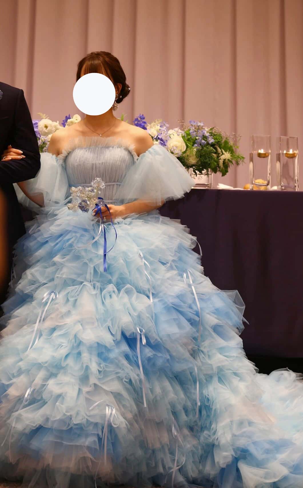 実例写真！ カラードレス 爽やかで優しいブルー フリル袖 柔らかく重ねたチュールスカート 華やかなトレーン 披露宴/結婚式 フレアスカート