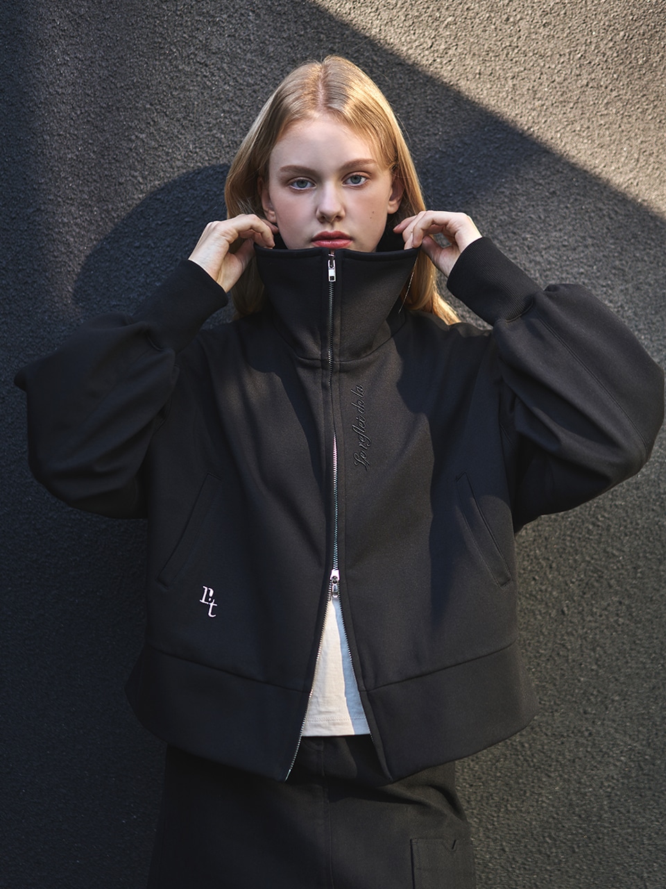 ドラ] ブクレ ハイネック ジャンパー (ブラック) スタンダードフィット 刺繍 ハイネック ブルゾン