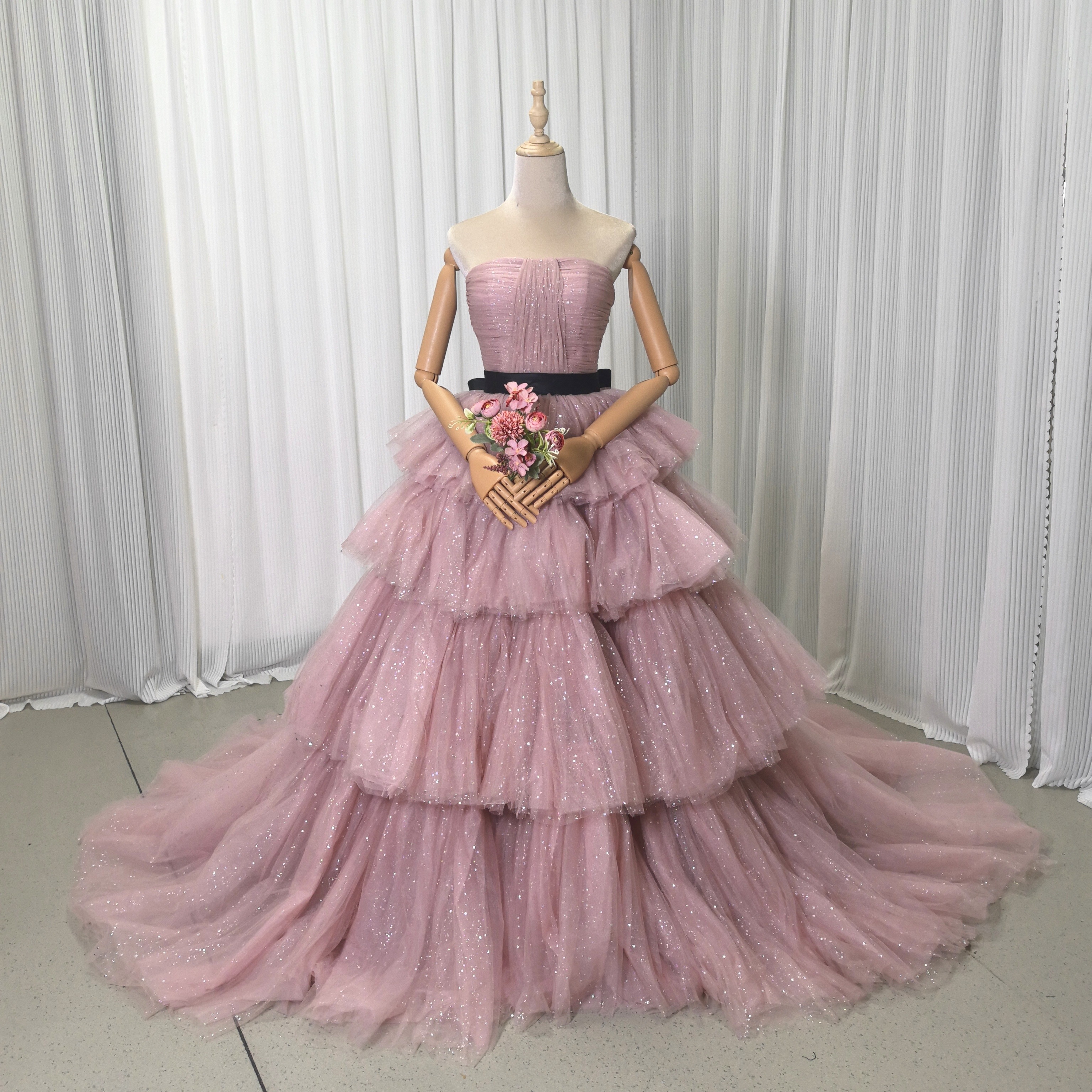 カラードレス くすみピンク ベアトップ キラキラグリッターチュール スリット サッシュベルト ティアードのドレス 結婚式