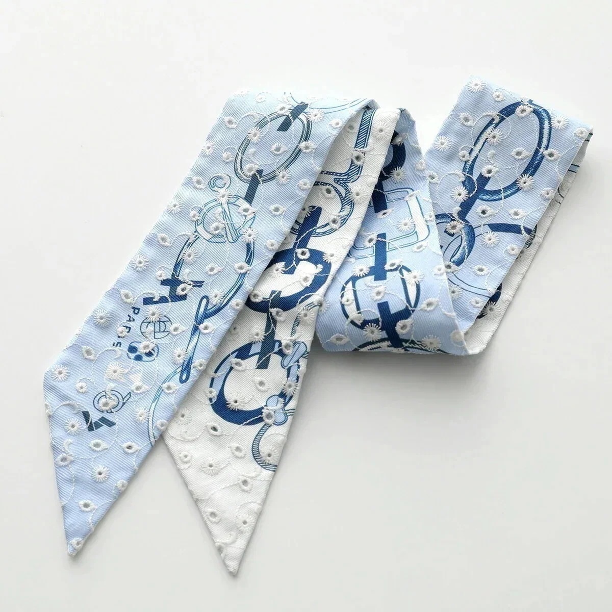 HERMES エルメス ツイリー スカーフ 853951S レディース フランス製 シルク ステッチ 刺繍入り バンダナ ロゴ ケース付き 02/BD/BLEU 30,527円