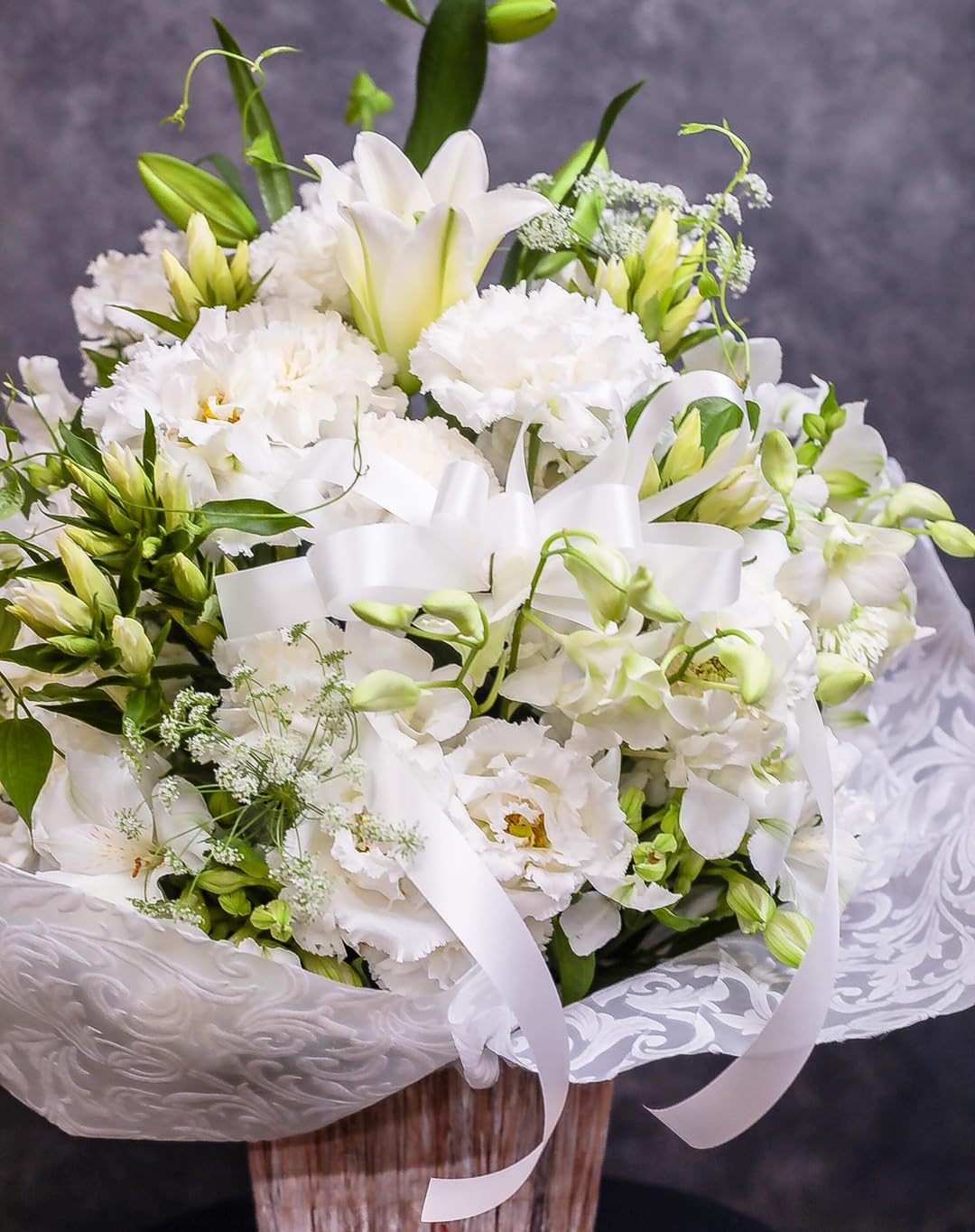 大輪ユリと大きな白いリボン フラワーアレンジメント LLサイズ (菊メイン) (生花/仏花/枕花仏壇生花/四十九日/お悔やみ/法事/お盆/お彼岸) [秦野市の花屋 フローリストせきど]