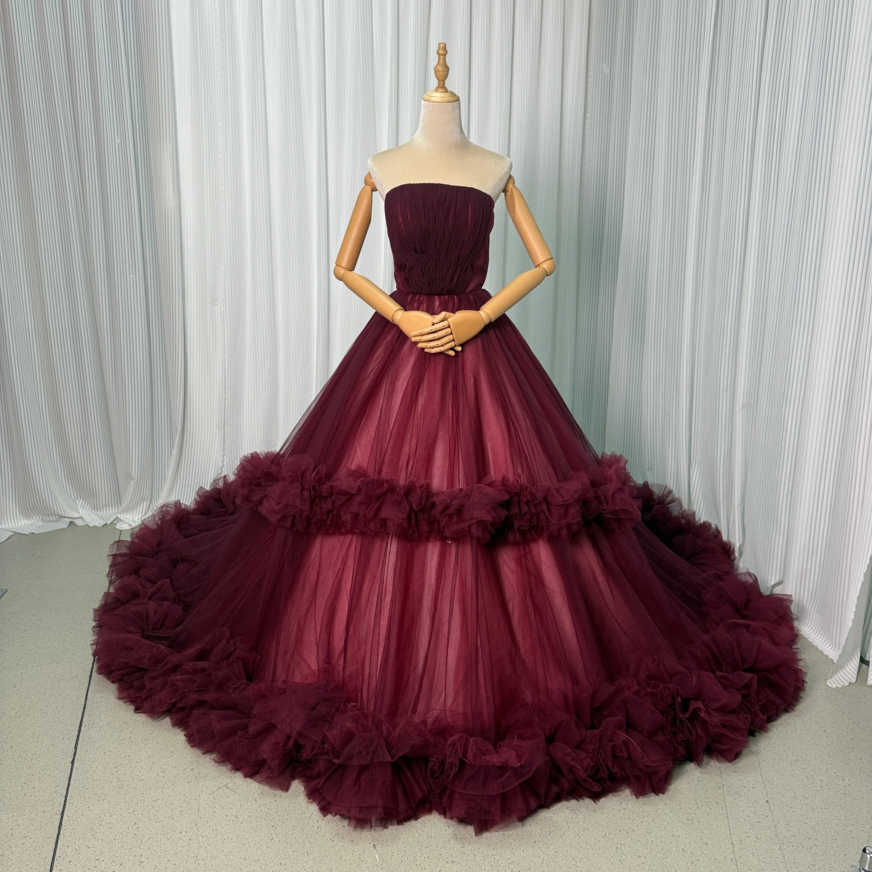 人気上昇！カラードレス ボルドー色 ベアトップ ラッフルフリル 華やかなトレーン 前撮り
