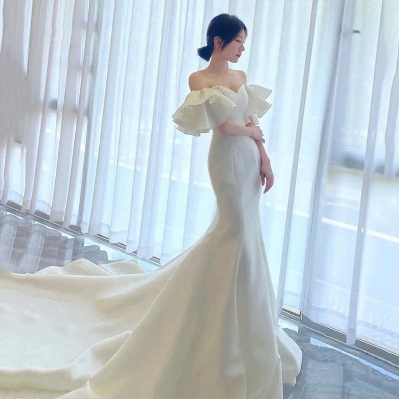 ウェディングドレス 白 二次会 花嫁 海外挙式 お呼ばれドレス フォト 披露宴ロマンチックなフリル胸にマーメイドテールのウェディングドレス