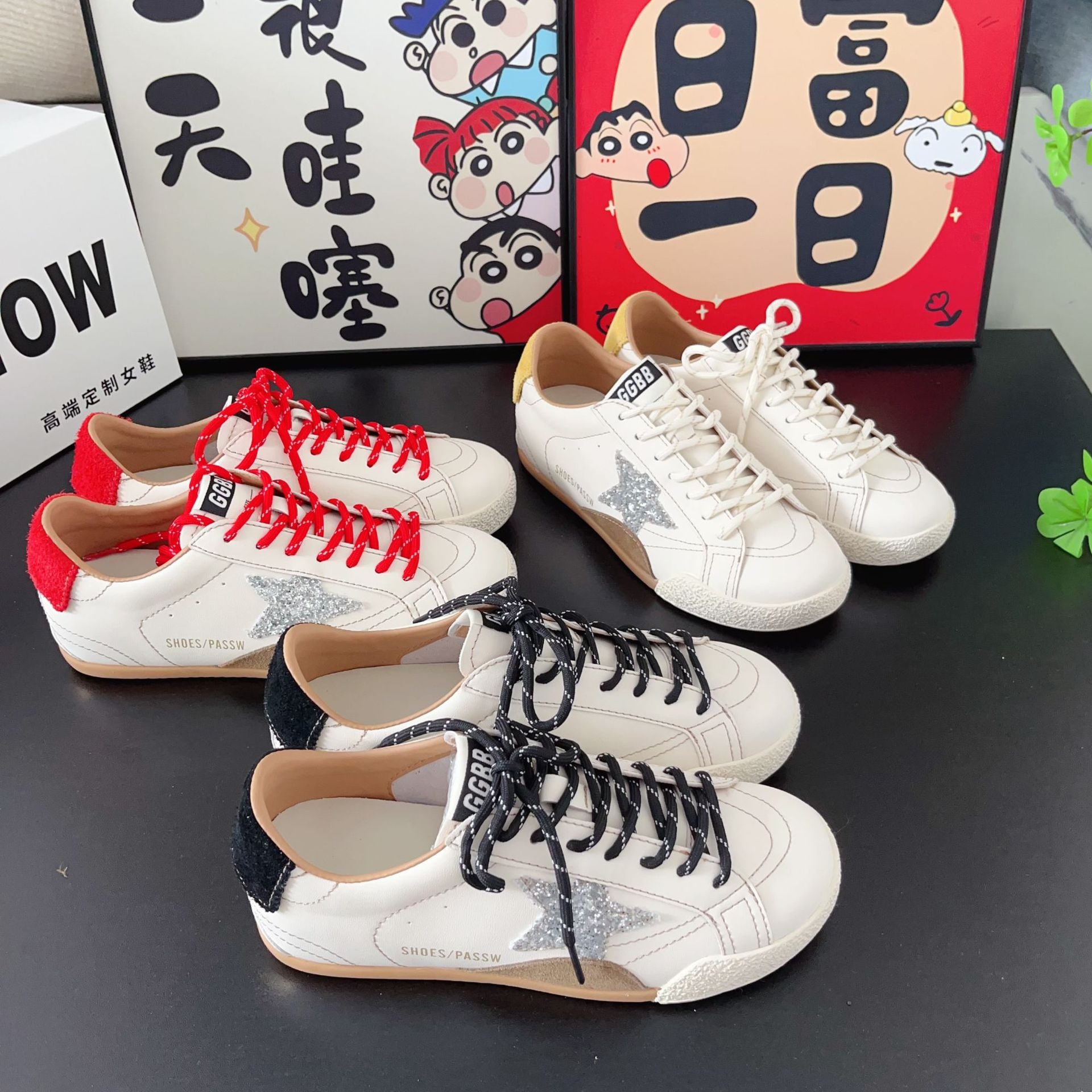 女性用フロストレザースタースニーカー 2025年夏新作 レトロフラット底 高め本革 韓国版 ホワイトシューズ 女性用