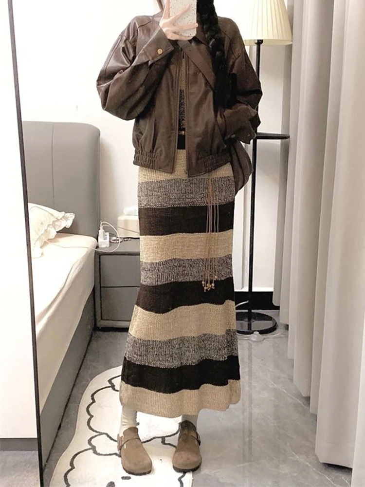 香港スタイルのレトロな春と秋のレディースツーピースセット：ウエストを絞ったレザージャケットとカラーブロックのストライプ柄ニットドレス