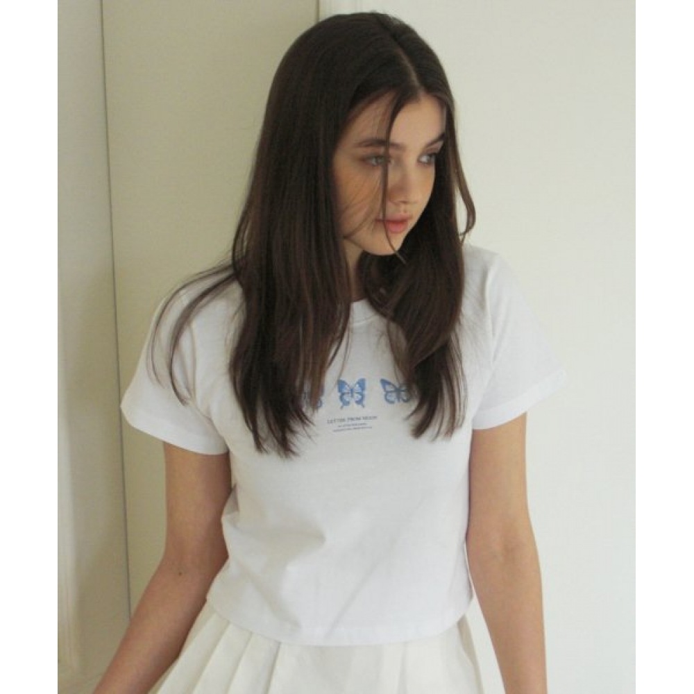 レターフロムムーントリプルバタフライエンブロイダリーショートスリーブ T シャツ (ホワイト&ブルー)