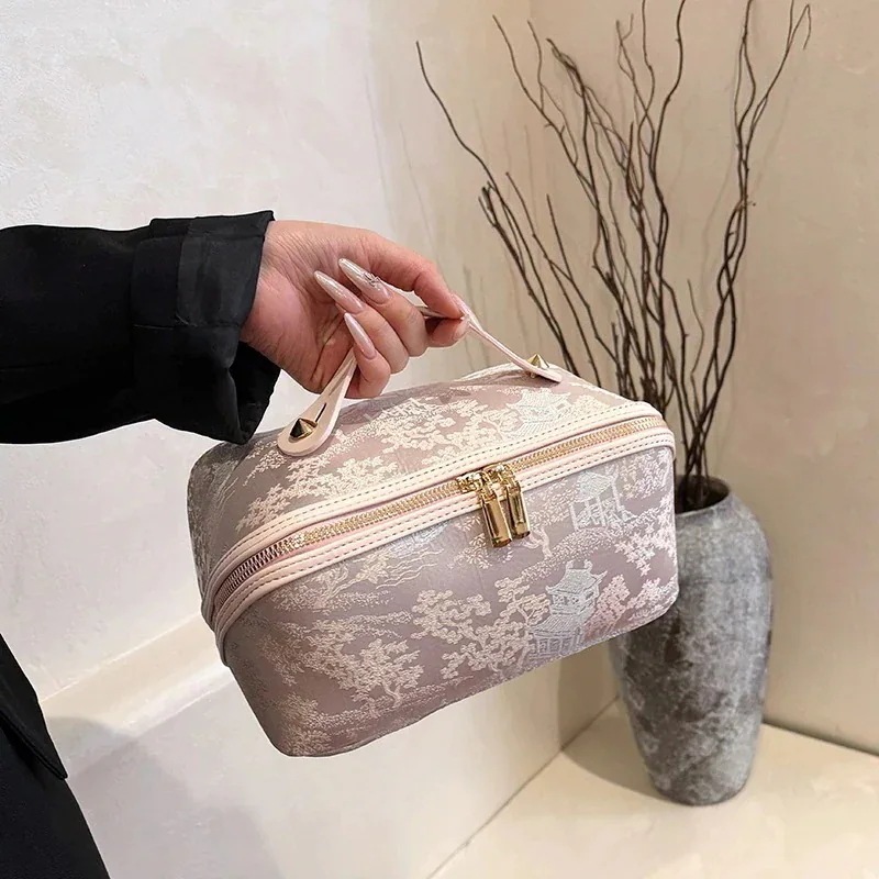 本日ポップ可愛いポーチ 刺繍入り化粧ポーチ レディース 新作インスタ映え 大容量 通勤用収納ポーチ 感あるハンドバッグ 洗面用ポーチ