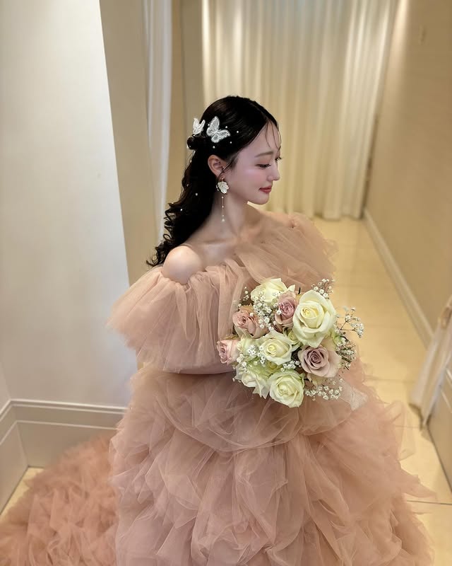 実例写真！カラードレス シャンパン色 オフショルダー ソフトチュール 華やかなトレーン 結婚式 フレアスカート