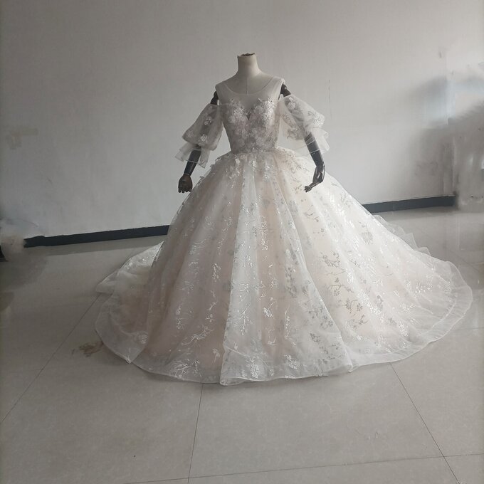 豪華！カラードレスキラキラスパンコール 薄シャンパンの色贅沢な小花総レースふわふわ袖 華やかなトレー/結婚