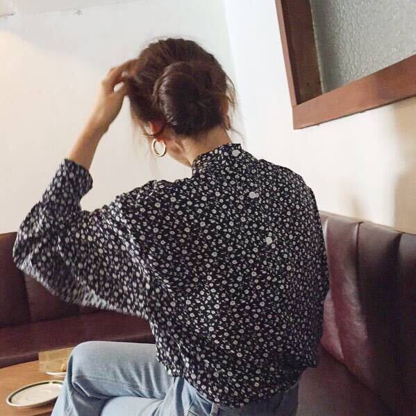 トップス シャツ ブラウス 袖あり l ハイネック バックボタン 大人可愛い きれいめ 上品 おしゃれ かっこいい レトロ こなれ感 ラフ 個性的 クール 柄 花柄 秋 20代 30代 40代 通